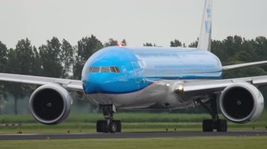 AMSTERDAM, NETHERLANDS - 25 Temmuz 2017: KLM Airlines Boeing 777, PH-BVO taksicilik yolcu uçağı. Pistte bir uçak var. Seyahat kavramı