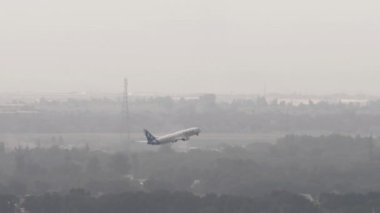 ALMATY, KAZAKHSTAN - 26 Haziran 2024: SCAT Havayollarından Boeing 737 Almaty havaalanından kalkış, yan görüş, uzak çekim. Seyahat kavramı