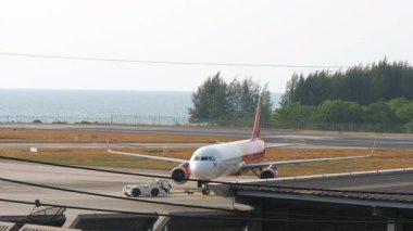 PHUKET, THAILAND - 07 Mart 2025: Phuket Havaalanı 'ndaki Tayland Vietnam Jet Havaalanı' ndan Airbus A321, HS-VKJ. Seyahat konsepti. Beneklenme