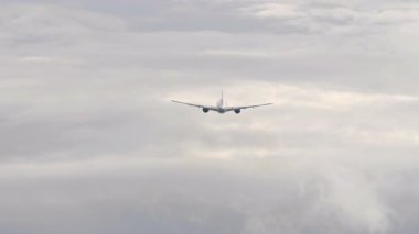 Yolcu uçağı yavaş çekimde havalanıyor, düzgünce gökyüzüne yükseliyor. Havacılık, seyahat ve ulaşım kavramları için mükemmel..
