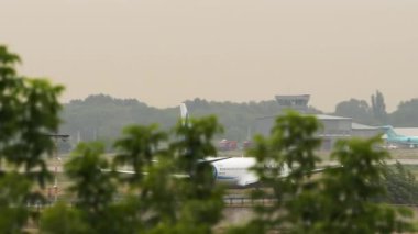 ALMATY, KAZAKHSTAN - 26 Haziran 2025: SCAT Havayolları Boeing 737, UP-B3741 Almaty havaalanından kalkış için ivme, yan görüş