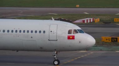 CHANGI, SINGAPORE - 30 HAZİRAN 2025: VietJetAir Airbus A321 'in sivil uçağı, VN-A683 Singapur, Changi havaalanında taksicilik. Seyahat konsepti. Beneklenme.