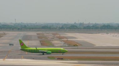 BANGKOK, THAILAND - 16 Mart 2025: S7 Airlines Boeing 737, RA-73669 hız ve kalkış, yan görüş, uzak çekim. Seyahat kavramı