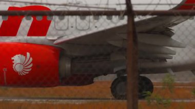 PHUKET, THAILAND - 24 Şubat 2025: Thai Lion Air Boeing 737, HS-LUH Phuket havaalanı pistine yanaşıyor, yan görüş. Seyahat kavramı