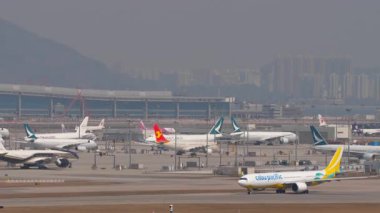 HONG KONG - 29 Ocak 2025: Cebu Pacific Airbus A330, RP-C3907 Chek Kap Kok havaalanı, Hong Kong. Seyahat kavramı