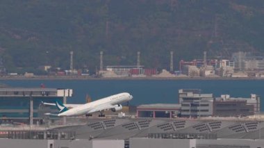 HONG KONG - 28 Ocak 2025: Cathay Pacific Airbus A350, B-LRN Hong Kong 'daki Chek Kap Kok Havalimanı' ndan kalkıyor. Seyahat ve havacılık kavramı.