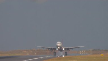 Jet uçaklarının iniş, iniş ve iniş pistine iniş görüntüleri, fren. Spoiler yukarı, hız yavaşlıyor