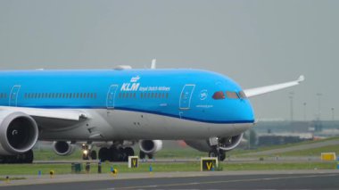 AMSTERDAM, NETHERLANDS - 25 Temmuz 2017 KLM Airlines Dreamliner Boeing 787, PH-BHI taksicilik. Uçak takside, orta atışta. Seyahat kavramı