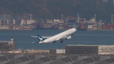 HONG KONG - 28 Ocak 2025: Cathay Pacific Airbus A330, Chek Kap Kok havaalanı, Hong Kong. Seyahat kavramı
