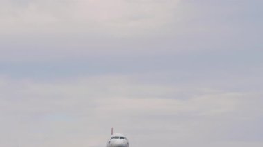 PHUKET, THAILAND - 18 Ocak 2025: Çekim, Tayland Jet Airbus A320, HS-VKF jet yolcusu iniş yapmadan önce yaklaşıyor. Seyahat kavramı