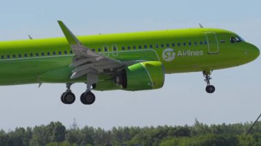 NOVOSIBIRSK, RUSYA FEDERasyonu - 12 Haziran 2022: S7 Airlines Airbus A320 yolcu uçağı, RA-73458 iniş, orta görüş açısı
