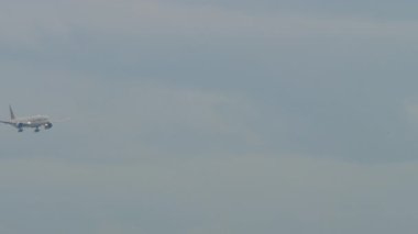 KUALA LUMPUR, MALAYSIA - 13 HAZİRAN 2025: İniş için yaklaşan uçak Katar Havayolları. Seyahat ve havacılık kavramı