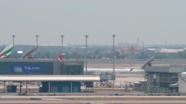 BANGKOK, THAILAND - 15 Mart 2025: uzak çekim, Katar Havayolları Airbus A350, A7-AOD pistinde taksicilik. Seyahat konsepti. Beneklenme