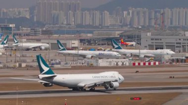 HONG KONG - 29 Ocak 2025: Cathay Pasifik Kargo Boeing 747, B-LJB Hong Kong Havaalanı 'ndan kalkmadan önce hızlandı. Uçan büyük bir uçak, yan görüş