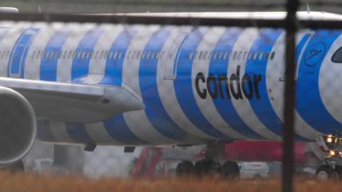 PHUKET, THAILAND - 24 Şubat 2025: Akbaba Airbus A330, Phuket havaalanında Mavi Deniz Livery taksisi ile D-ANRC. Uçak geliyor. Seyahat kavramı