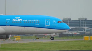 AMSTERDAM, NETHERLANDS - 25 Temmuz 2017 KLM Boeing 787 Dreamliner PH-BHI pistte taksicilik yapıyor. Seyahat ve havacılık teması için çekilen ticari uçak.