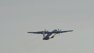 PHUKET, THAILAND - 08 Mart 2025: Bangkok Havayolları ATR-72 turboprop uçağı kalkıştan sonra irtifa kazanıyor