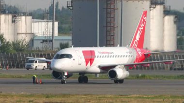 ALMATY, KAZAKHSTAN - 25 Haziran 2024: Sukhoi Superjet 100, Red Wings 'ten RA-89144 Almaty havaalanı, yan görüş. Seyahat kavramı