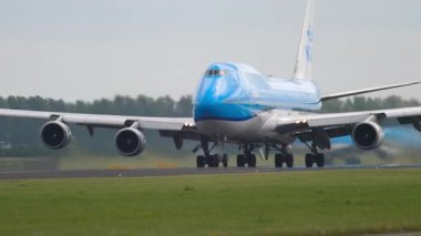 AMSTERDAM, NETHERLANDS - 25 Temmuz 2017: KLM Airlines 'ın Jumbo Jet Boeing 747' si havalandı. Uçak kalkıyor. Seyahat kavramı