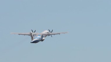 PHUKET, THAILAND - 08 Mart 2025: Bangkok Havayolları ATR-72, HS-PZC turboprop yolcu uçağı kalkıştan sonra arka görüş. Seyahat kavramı