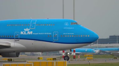 AMSTERDAM, NETHERLANDS - 25 Temmuz 2017 KLM Hollanda Kraliyet Havayolları Boeing 747, PH-BFV taksicilik, yan görüş. Seyahat kavramı