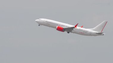 KUALA LUMPUR, MALAYSIA - 13 Ocak 2025: Çekim, Flynas Boeing 737 MAX, 9 M-LRM Kuala Lumpur Havalimanı 'ndan havalanır. Flynas Suudi Arabistan 'da ucuz bir havayolu şirketidir. Seyahat kavramı