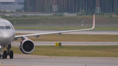 MOSCOW, Rusya Federasyonu - 29 Temmuz 2021: Ticari uçak Airbus A321, Sheremetyevo havaalanında taksicilik yapan VP-BAV, ön görüş. Seyahat kavramı