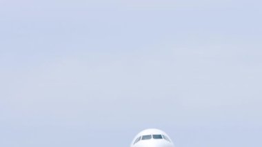 PHUKET, THAILAND - HAZİRAN 01, 2023: Yolcu jet uçağı Airbus A320 tepemize iniyor. Bir uçak yaklaşıyor. Seyahat kavramı