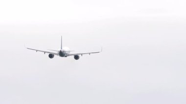 Bir ticari uçağın havalandıktan sonra gökyüzüne yükselişi, havacılık ve küresel yolculuğu sembolize eder..