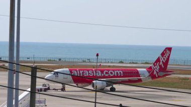 PHUKET, THAILAND - 07 Mart 2025: Çekici Airbus A320, Tayland Havaalanı HS-CBA Phuket Havaalanı pistine. Seyahat konsepti. Beneklenme