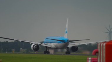 AMSTERDAM, NETHERLANDS - 25 Temmuz 2017 KLM Airlines Boeing 777, PH-BVO havalandı. Uçak pistte, dikiz manzaralı. Seyahat kavramı