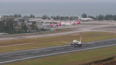 PHUKET, THAILAND - 25 Şubat 2025: Tayland Aslan Boeing 737, HS-LTT yan görüş. Uçak kalkıyor. Seyahat kavramı