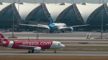 BANGKOK, THAILAND - 16 Mart 2025: AirAsia Airbus A320, HS-BBC Bangkok havaalanından havalandı. Yolcu uçağı kalkıyor. Seyahat kavramı