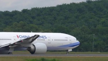 KUALA LUMPUR, MALAYSIA - 14 Ocak 2025: Çin Havayolları Boeing 777, B-18051 taksicilik, yan görüş. Seyahat kavramı