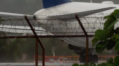 PHUKET, THAILAND - 24 Şubat 2025: Air Astana 'nın kalkış hızının Boeing 767' si, Phuket havaalanından başlayın, yan görüş. Seyahat kavramı