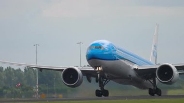 AMSTERDAM, NETHERLANDS - 25 Temmuz 2017 KLM Hollanda Kraliyet Havayolları Boeing 777, PH-BVS yolcu uçağı havalandı. Uçak uçup gidiyor. Seyahat kavramı