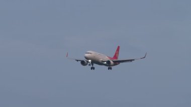 KUALA LUMPUR, MALAYSIA - 13 Ocak 2025: Shenzhen Airlines Airbus A320, B-8077 iniş. Yolcu uçağı yaklaşıyor. Seyahat kavramı