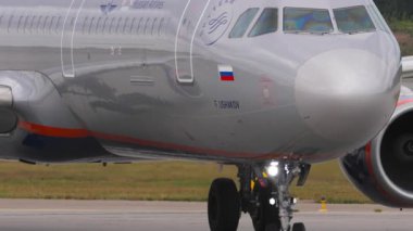 MOSCOW, Rusya Federasyonu - 29 Temmuz 2021: Yolcu uçağı Airbus A321, Aeroflot taksicilik VP-BAV, ön görüş, orta çekim. Seyahat kavramı