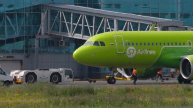 NOVOSIBIRSK, RUSSIAN FEDERASYONU - 15 Temmuz 2022: Römorkör Airbus A320, RA-73403 Tolmchevo havaalanında, yan görüş