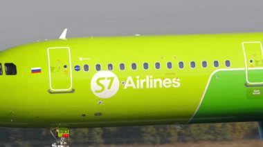 NOVOSIBIRSK, Rusya Federasyonu - 18 Eylül 2025: Airbus A321, S7 Airlines 'dan RA-73693 Tolmachevo Havaalanı' na indikten sonra fren yapıyor. Uçak geliyor, hava bozucular geliyor.