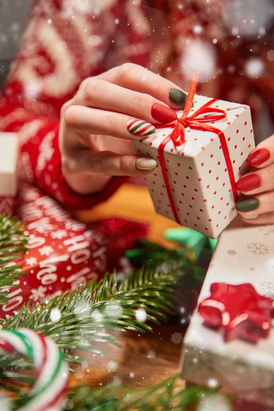 圣诞节场景与白的礼品盒 红弓和丝带 小玩意 冷杉的枝条和冰雪 一起复制空间 — 图库照片