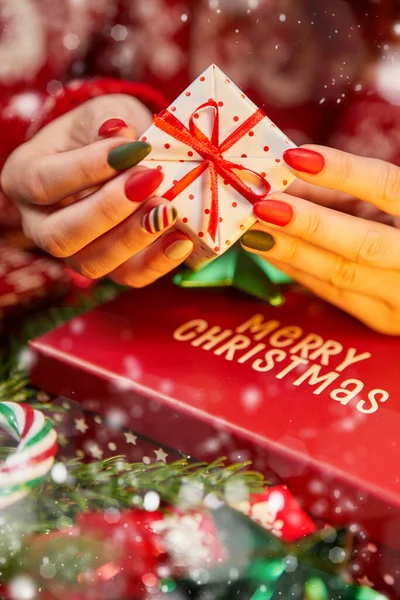 白いギフト ボックス 赤い弓とリボン キャンドル ライト つまらない モミの枝と雪 コピー領域のクリスマス シーン — ストック写真