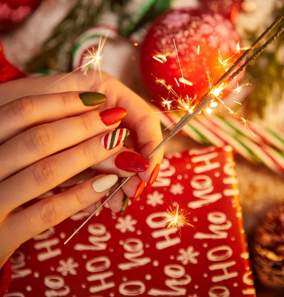 Weihnachtsszene Mit Weißem Geschenkkarton Roter Schleife Und Schleife Kerzen Lichtern — Stockfoto