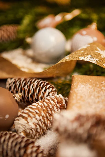 圣诞节场景与白的礼品盒 红弓和丝带 小玩意 冷杉的枝条和冰雪 一起复制空间 — 图库照片