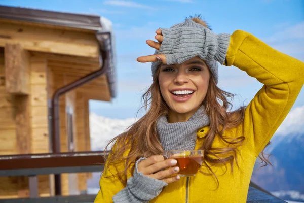 Γυναίκα Πίνοντας Ζεστό Τσάι Στη Ρουστίκ Ξύλινη Βεράντα Στο Βουνό — Φωτογραφία Αρχείου