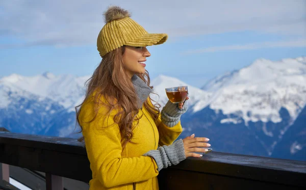 Meleg Teát Iszik Rusztikus Fából Készült Teraszon Hegyen Alpesi Kilátás — Stock Fotó