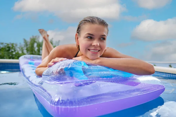Chica Está Nadando Piscina Colchón Inflable — Foto de Stock