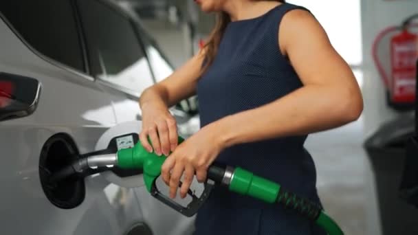 Mujer Inserta Una Pistola Combustible Tanque Gasolina Para Repostar Coche — Vídeo de stock