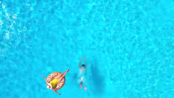 Top View Couple Having Fun Pool Man Dives Woman Lies — Vídeo de Stock