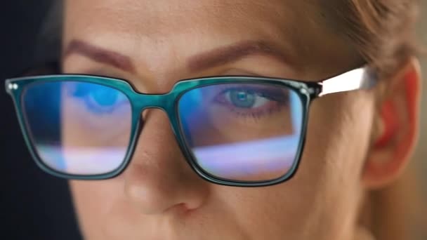 Žena Brýlích Dívá Monitor Noci Surfuje Internetu Obrazovka Monitoru Odráží — Stock video